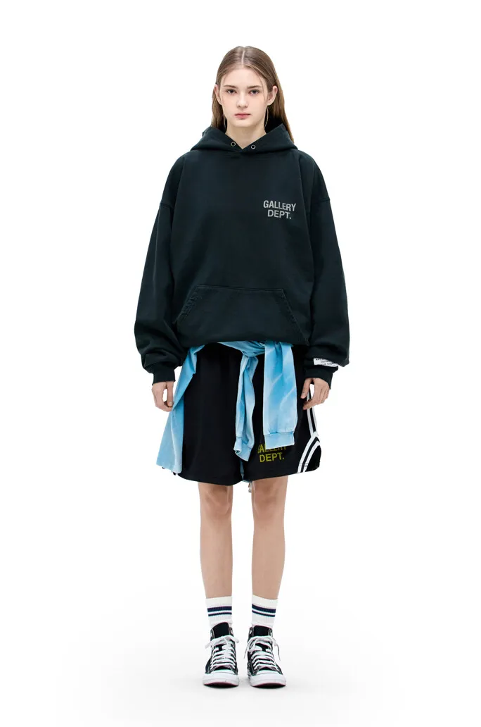 GALLERY DEPT. VENICE COURT SHORTS English mesh shorts Logo webbing wide-leg basketball shorts Black and white S-XL Original molding Loose wide-leg version American boys' first choice Breathable mesh fabric Superimposed soft material inside Comfortable and easy to match Custom-woven original consistent webbing/main mark/component wash mark Details are enlarged to follow